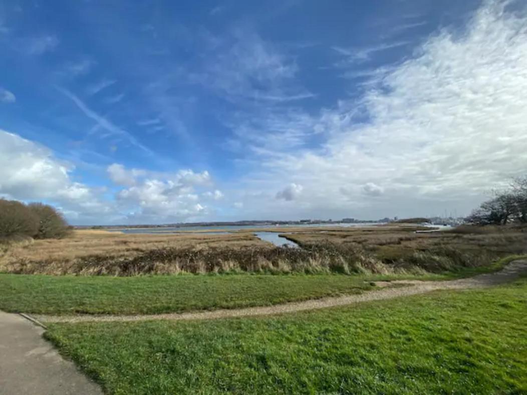 Holes Bay Nature Reserve, Poole, Right Next To The Water Zewnętrze zdjęcie